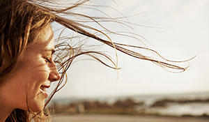 How to protect your hair at the beach