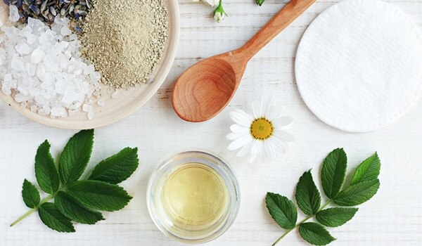 इन 5 चीज़ों से मानसून में रखें अपनी स्किन का खयाल 