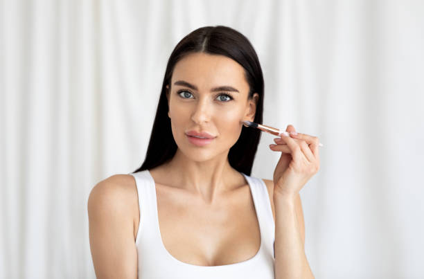 natural makeup looks woman brunette highlighter