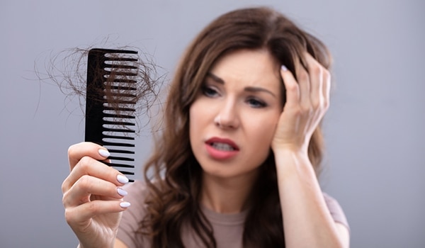 THE DIFFERENCE BETWEEN HAIR FALL AND HAIR BREAKAGE