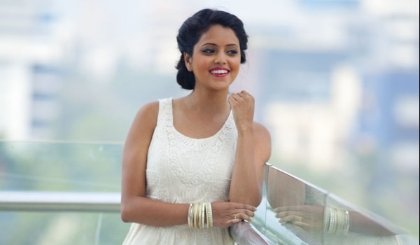 MUST-HAVE WHITES TO SHOW OFF THAT GORGEOUS TAN